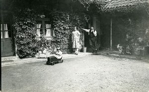 France Enfant dans Voiture à Pédale Jeu d'Enfants Maison Cour Ancienne Photo Amateur 1920