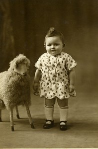 France Choisy le Roi Bebe et Mouton Jouet Jeu d'Enfants Ancienne Photo George 1930