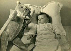 France Paris Bebe et son grand Ours en Peluche Jeu d'Enfants Ancienne Photo 1930