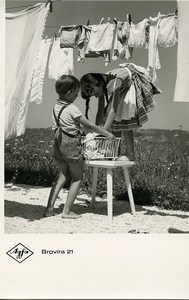 Publicité pour papier Agfa Brovira 21 Enfants accrochant Linge Ancienne Photo 1960