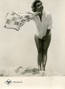 Publicité pour papier Agfa Brovira 21 Femme Souriante a la Plage Ancienne Photo 1960