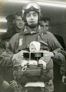 France Le P'tit Quinquin parachute jump over Lille old Photo 1963