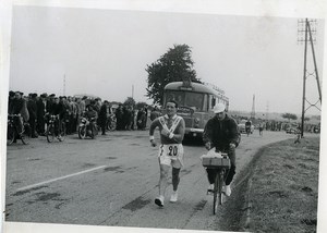 Strasbourg Paris race walking Guillard from BHV Renault R4210 Bus old Photo 1955