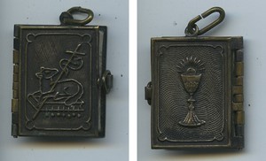 France Religion Miniature Book with 8 gem Photos circa 1900 Christ Communion