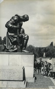 Allemagne Berlin Treptow Mémorial Soviétique Groupe d'enfants ancienne Photo 1965