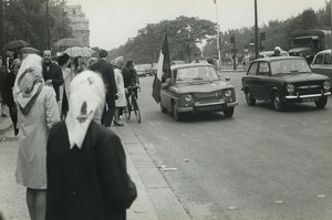 Paris pro De Gaulle Demonstration Renault 8 Old photo Huet 1968, june 4