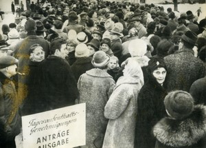 Germany Berlin West crowd at the Passes Offices old Photo 1963