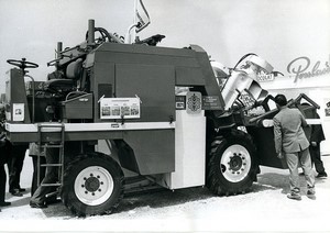 France First automatic grape harvesting machine old Photo 1971