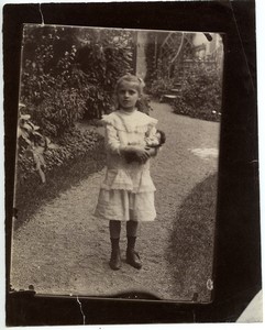 France portrait de petite fille avec poupée Jardin ancienne Photo 1880