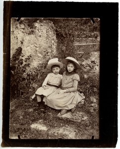 France portrait de petites filles assises dehors ancienne Photo 1880