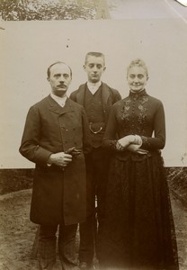 France Family Portrait outdoor in front of screen Old Photo 1900 #1