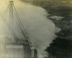 Bateau dans la Tempete Mer Vague ancienne Photo 1940