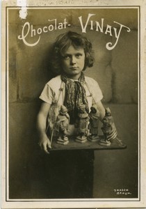 France Chocolat Vinay Child selling Figurines Old Chromo Photo Brasch 1890's