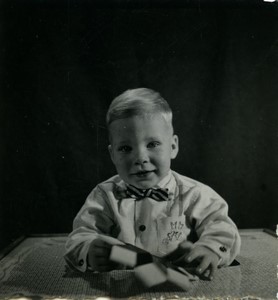 Belgique Enfant Bambin posant Noeud Papillon ancienne Petite Photo 1964