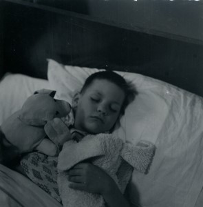 Belgique Garconnet dormant avec ses peluches ancienne Petite Photo 1964 #2