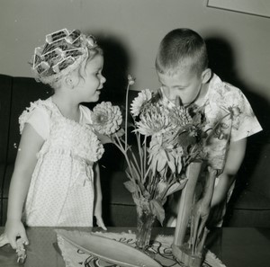 Belgique Enfants Fillette et Garconnet Bouquet de Fleurs ancienne Petite Photo 1964