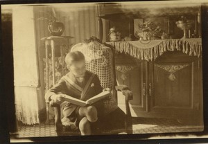 France le petit lecteur Garcon lisant un livre ancienne Photo amateur 1930