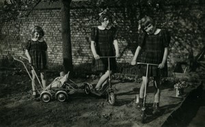 France Enfants Fillettes avec poupée et trotinettes jouets ancienne Photo amateur 1950