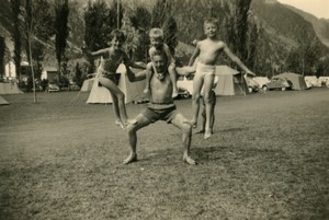 France sport Acrobaties en famille au camping ancienne Photo amateur 1945