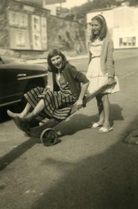 France 2 women Unusual Urban transport Wheelbarrow Old amateur Photo 1945