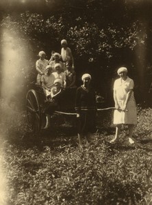 France Groupe de femmes posant dans une charrette ancienne Photo amateur 1935