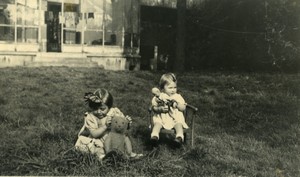 France enfants jouant au jardin avec poupée et ours jouets ancienne Photo amateur 1950