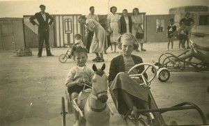 France Nord enfants jouant sur la plage voiture cheval a pedale ancienne Photo amateur 1950