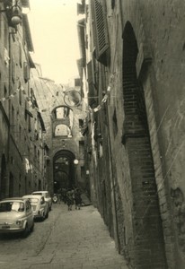 Italie Toscane Sienne Via Della Galluzza Rue etroite ancienne Photo Snapshot amateur 1962