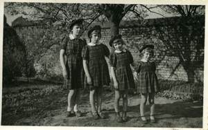 France the four sisters same dress beret Old Amateur Photo snapshot 1935