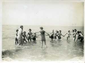 France group playing in the sea Old Amateur Photo snapshot 1935