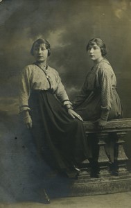 France les deux soeurs? posant ancienne Carte Photo RPPC 1920 #1