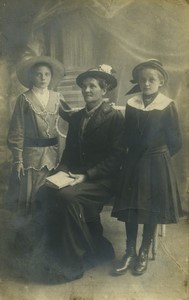 France Mere? et ses deux Filles ancienne Carte Photo RPPC 1920
