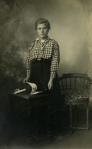 France Femme regardant un prospectus Chemise a carreaux ancienne Carte Photo RPPC 1920