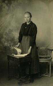 France Femme regardant un prospectus ancienne Carte Photo RPPC 1920