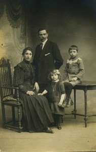 France Famille posant Parents et Enfants ancienne Carte Photo RPPC 1920 #2
