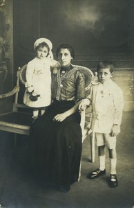 France Mere avec ses deux enfants posant ancienne Carte Photo RPPC 1920
