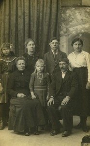 France Famille posant Parents et Enfants ancienne Carte Photo RPPC 1920
