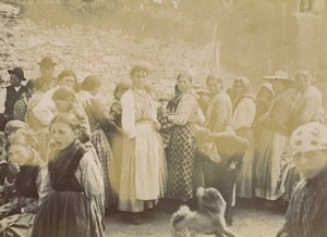 Italie Venise? Groupe en habits traditionnels Chien Mur en pierres Ancienne Photo Amateur vers 1900