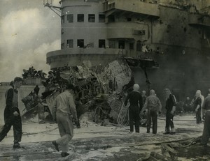 Japon Iles Sakishima Porte avion H.M.S. Formidable attaque de Kamikaze ancienne Photo 1945 #1