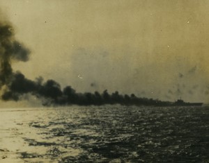 Iles Sakishima bateau H.M.S. Formidable feu vu de l'Indomitable ancienne Photo 18 mai 1945 #1