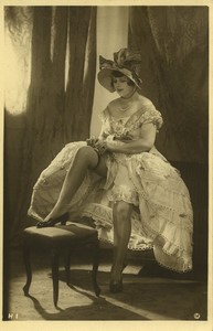 France Femme montrant ses jambes Lingerie Risque Ancienne Photo Wyndham 1920