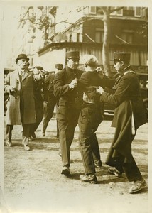 France Paris 1 mai arrestation  pour refus de circulation Ancienne Photo Rol Devred 1920