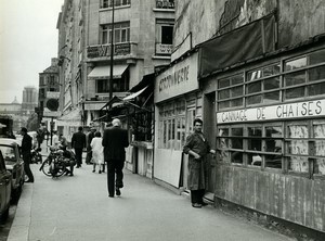 France Paris Le Marais la rue du Renard petites boutiques Cannage de Chaises Ancienne Photo 1960