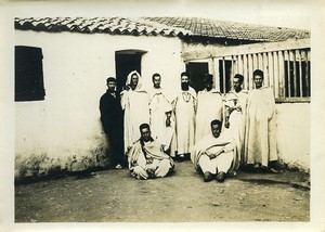 Maghreb Groupe d'hommes posant devant une maison Ancienne Photo 1920
