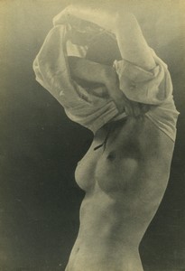 France Risque Nu Feminin Topless Femme se deshabillant Ancienne Photo 1930