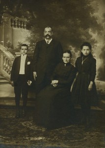 France Tourcoing Famille posant dans un Studio de photographe Ancienne Carte Cabinet Photo Hulot 1900