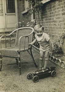 France jeune garcon avec son bolide jouet Alfa Romeo? Ancienne Photo 1920's