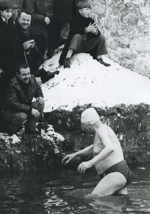 France Sarthe Beaumont-sur-Deme le maire Fernand Posson Bain hivernal Ancienne Photo 1971