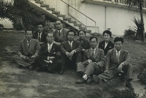 Japan Shimonoseki? Tourist group sat in garden Old Photo 1959