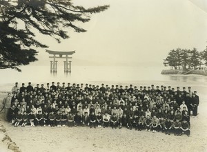 Japan Miyajima Itsukushima Shrine Torii School Student Group Old Photo 1958